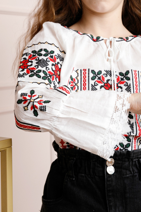 Ie traditionala alba pentru fetite cu motiv floral rosu Mirabela [2]