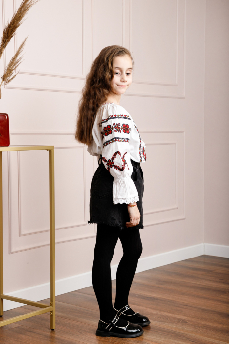 Ie traditionala alba pentru fetite cu motiv floral rosu Petra [4]