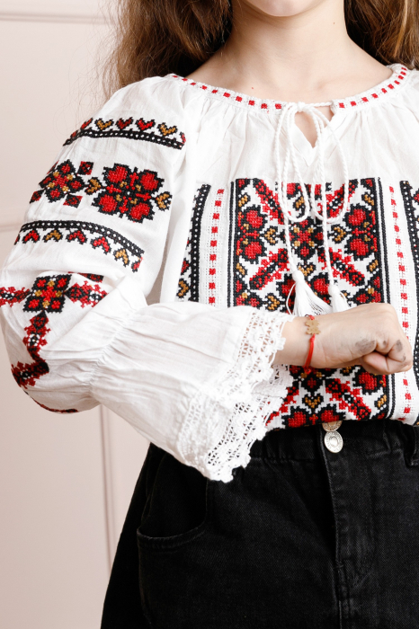 Ie traditionala alba pentru fetite cu motiv floral rosu Petra [2]