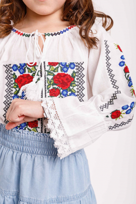 Ie traditionala alba pentru fetite cu motiv floral rosu Rozalia [2]