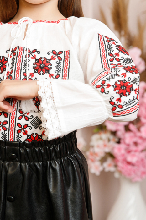 Ie traditionala alba pentru fetite cu motiv floral rosu Sara 03 [2]