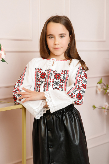 Ie traditionala alba pentru fetite cu motiv floral rosu Sara 03