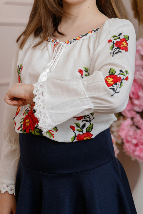 Ie traditionala alba pentru fetite cu motiv floral rosu Sofia 01 [2]
