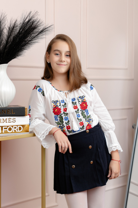Ie traditionala alba pentru fetite cu motiv floral tricolor Adelina [3]