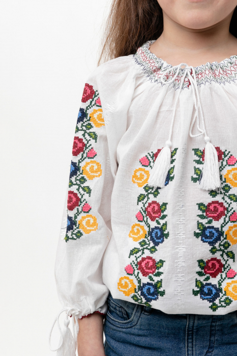 Ie traditionala alba pentru fetite cu motiv floral tricolor Alessia [2]