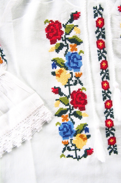 Ie traditionala alba pentru fetite cu motiv floral tricolor Ilinca [2]