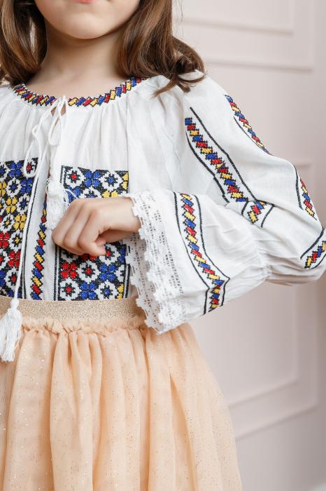 Ie traditionala alba pentru fetite cu motiv floral tricolor Rania [2]