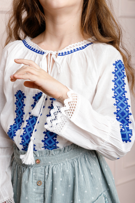 Ie traditionala alba pentru fetite cu motiv geometric albastru Andreea 02 [2]