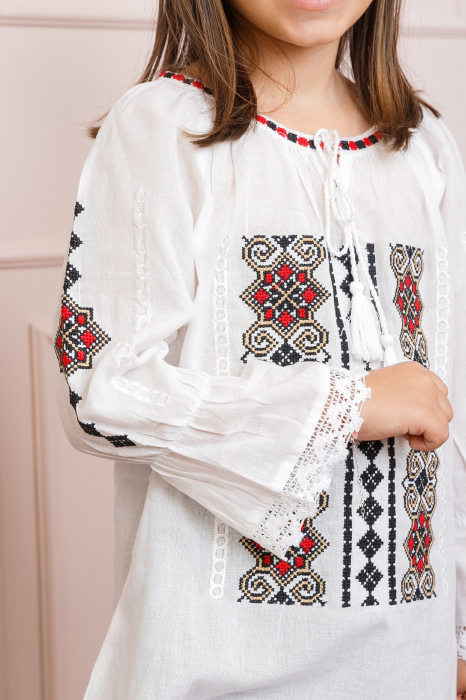 Ie traditionala alba pentru fetite cu motiv geometric multicolor Raluca [2]
