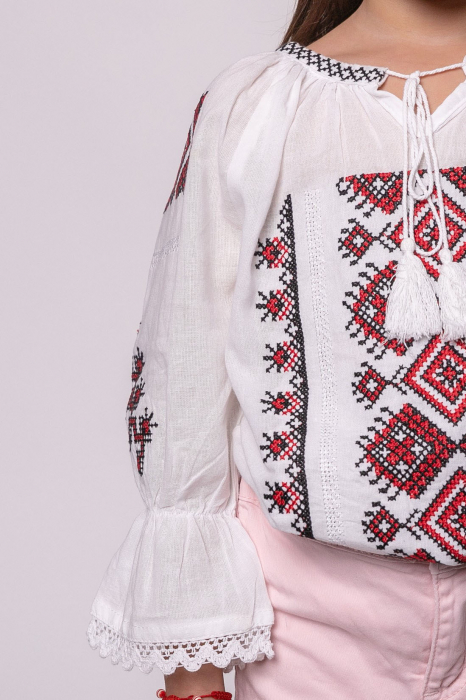 Ie traditionala alba pentru fetite cu motiv geometric rosu Agnes [2]