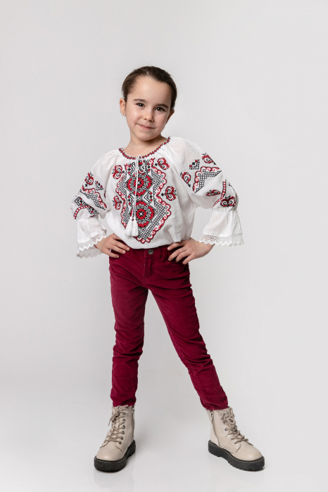 Ie traditionala alba pentru fetite cu motiv geometric rosu Anisia [2]