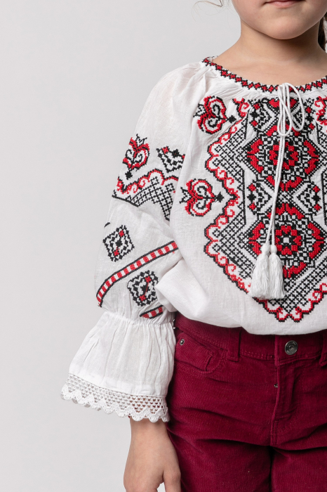 Ie traditionala alba pentru fetite cu motiv geometric rosu Anisia [4]