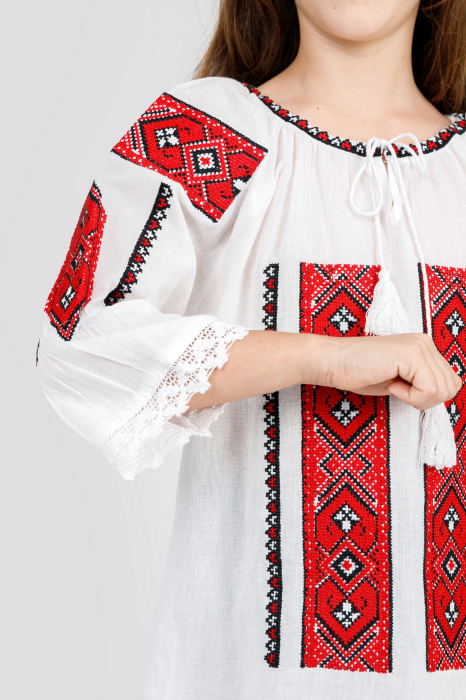 Ie traditionala alba pentru fetite cu motiv geometric rosu Damiana [2]