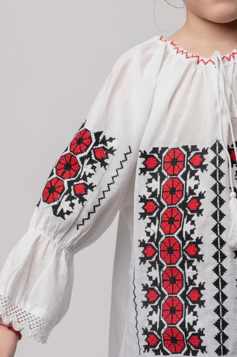 Ie traditionala alba pentru fetite cu motiv geometric rosu Emilia [2]