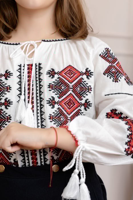 Ie traditionala alba pentru fetite cu motiv geometric rosu Erica [2]