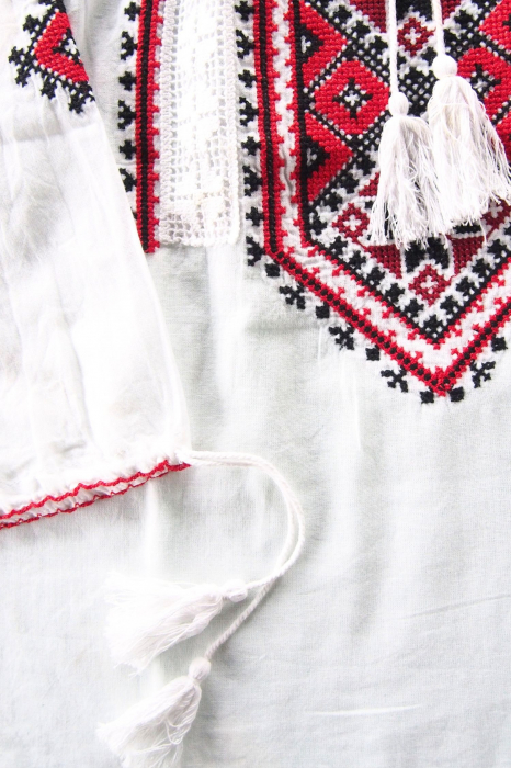 Ie traditionala alba pentru fetite cu motiv geometric rosu Flavia [2]