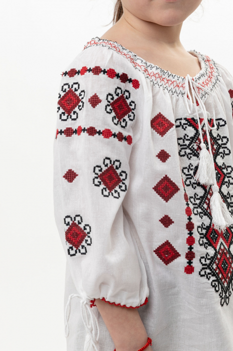 Ie traditionala alba pentru fetite cu motiv geometric rosu Paula [2]