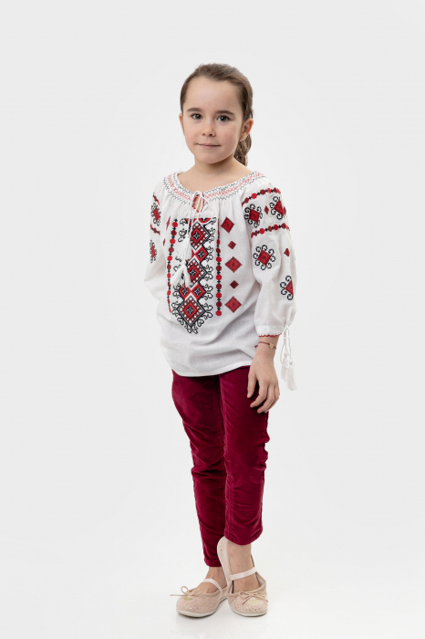 Ie traditionala alba pentru fetite cu motiv geometric rosu Paula [4]