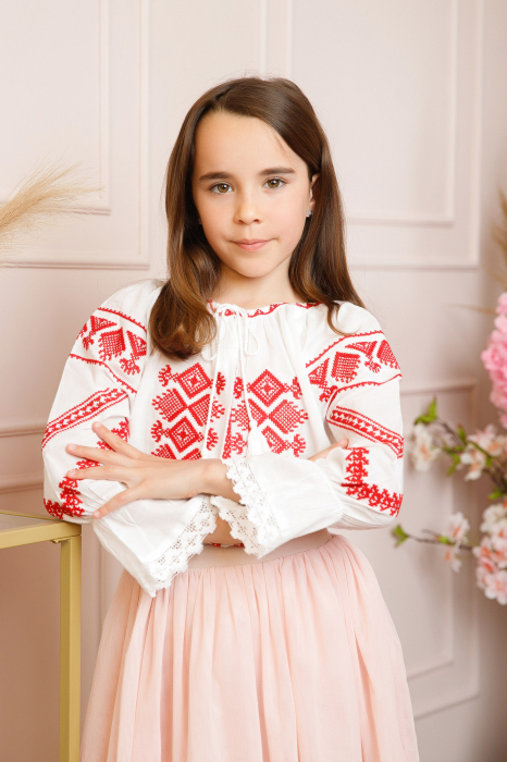 Ie traditionala alba pentru fetite cu motiv geometric rosu Simina