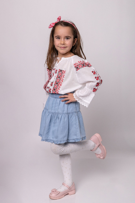 Ie traditionala alba pentru fetite cu motiv geometric rosu Veronica [6]