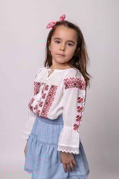 Ie traditionala alba pentru fetite cu motiv geometric rosu Veronica [5]