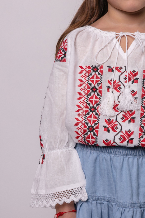 Ie traditionala alba pentru fetite cu motiv geometric rosu Veronica [2]