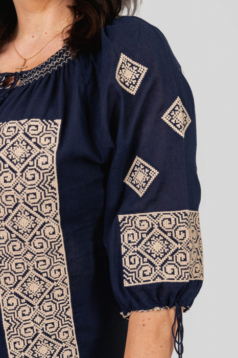 Ie traditionala bleumarin cu motiv geometric crem Tamara 02 [2]