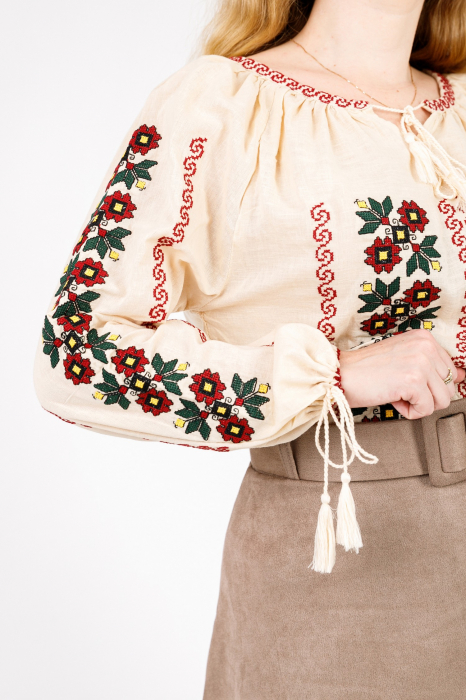 Ie traditionala crem cu motiv floral rosu Luciana [2]
