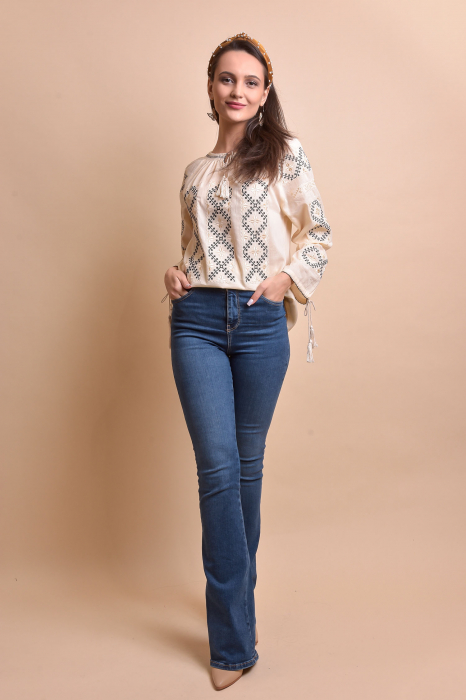 Ie traditionala crem cu motiv geometric auriu Dora [3]