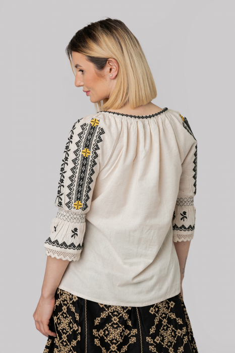 Ie traditionala crem cu motiv geometric negru Dominica 03 [3]