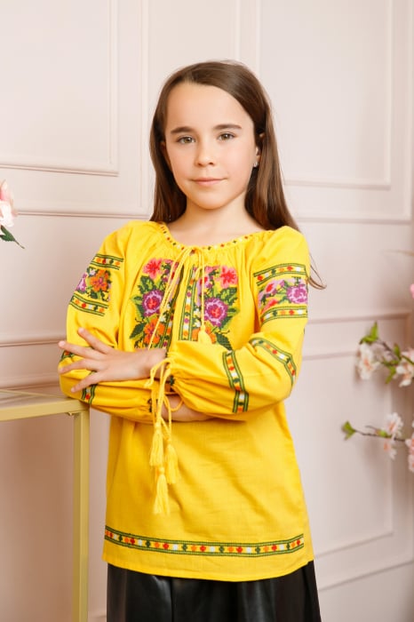 Ie traditionala galbena pentru fetite cu motiv floral multicolor Olivia 02