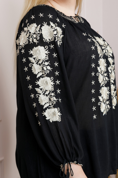 Ie traditionala neagra cu motiv floral auriu Nicola 01 [4]