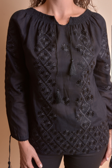 Ie traditionala neagra cu motiv floral negru Codrina 07 [2]