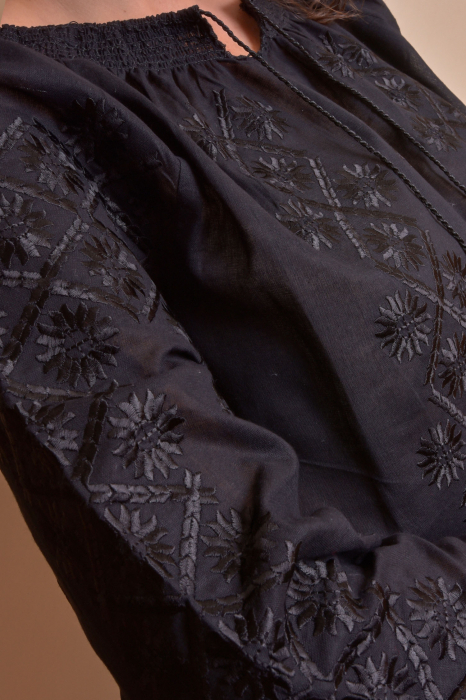 Ie traditionala neagra cu motiv floral negru Codrina 07 [4]