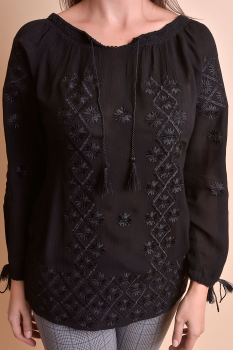 Ie traditionala neagra cu motiv floral negru Codrina 08 [3]