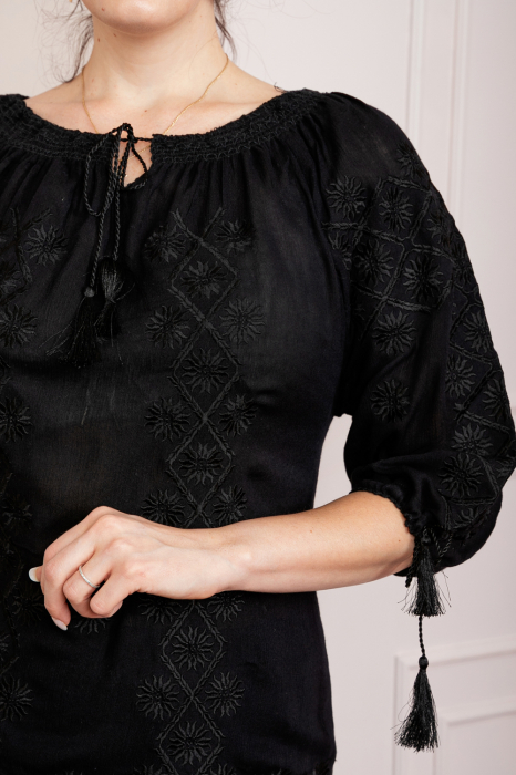 Ie traditionala neagra cu motiv floral negru Zamfira - maneca scurta [2]