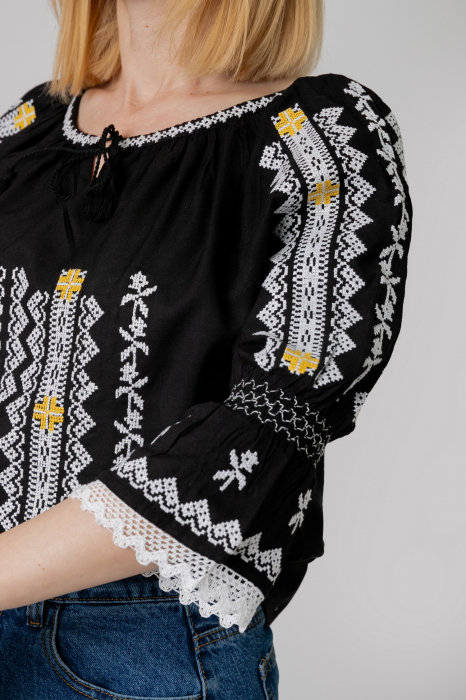 Ie traditionala neagra cu motiv geometric alb Dominica 01 [2]