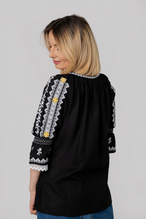 Ie traditionala neagra cu motiv geometric alb Dominica 01 [3]