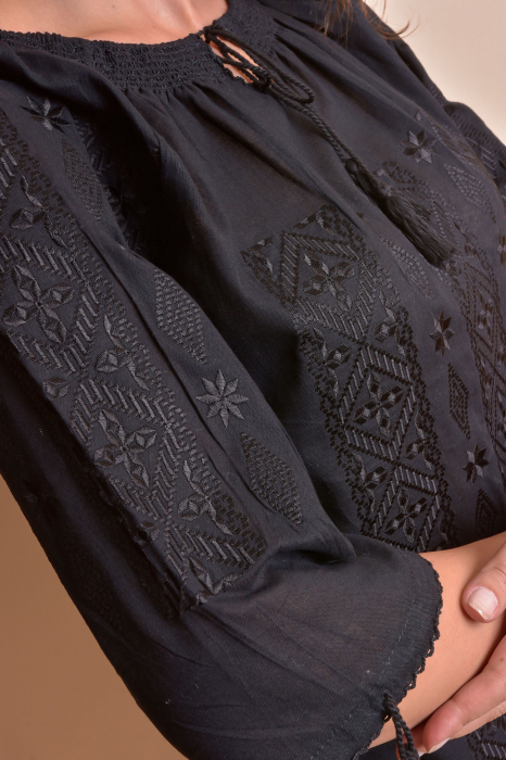 Ie traditionala neagra cu motiv geometric negru Rebeca [4]