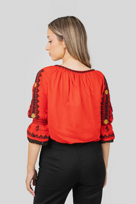 Ie traditionala rosie cu motiv geometric negru Dominica 04 [3]
