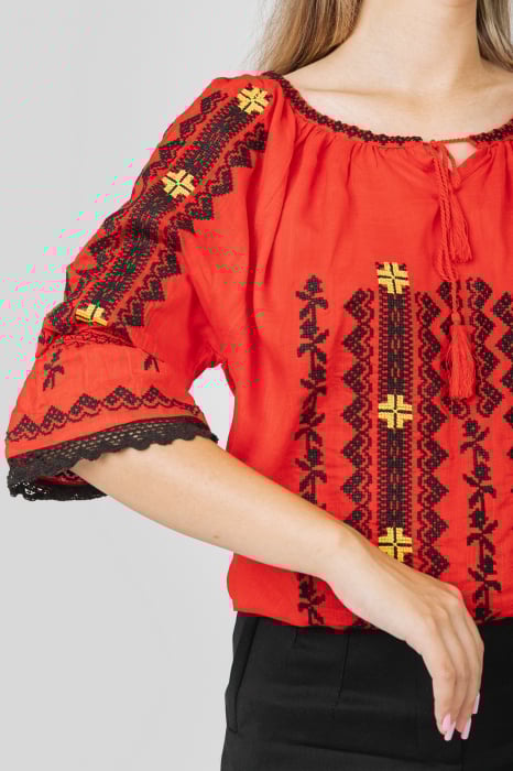 Ie traditionala rosie cu motiv geometric negru Dominica 04 [2]