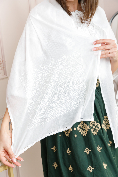 Marama traditionala alba cu broderie florala alba Angela [2]