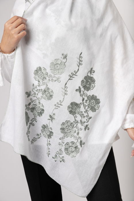 Marama traditionala alba cu broderie florala argintie Smaranda [2]