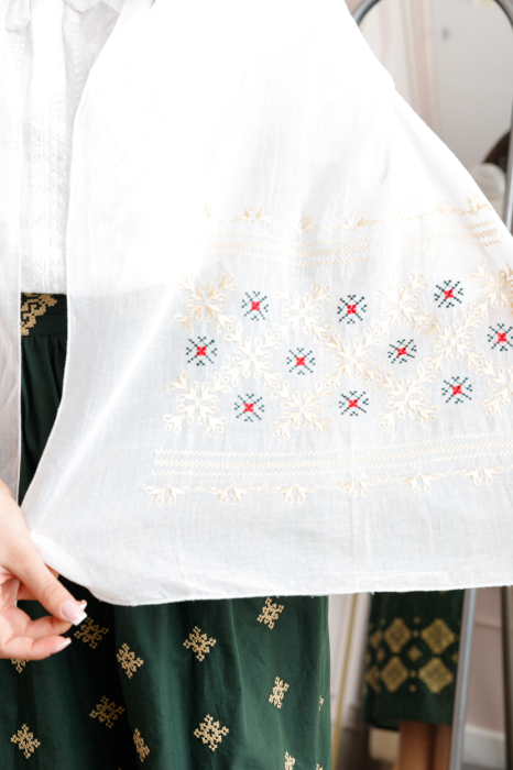 Marama traditionala alba cu broderie florala aurie Simina [2]