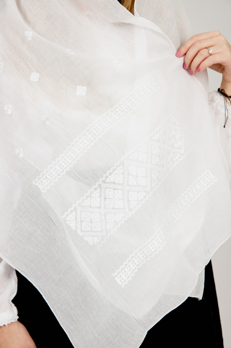 Marama traditionala alba cu broderie geometrica alba Clara [2]