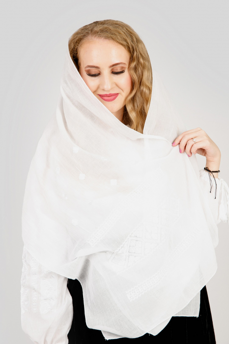 Marama traditionala alba cu broderie geometrica alba Clara [4]