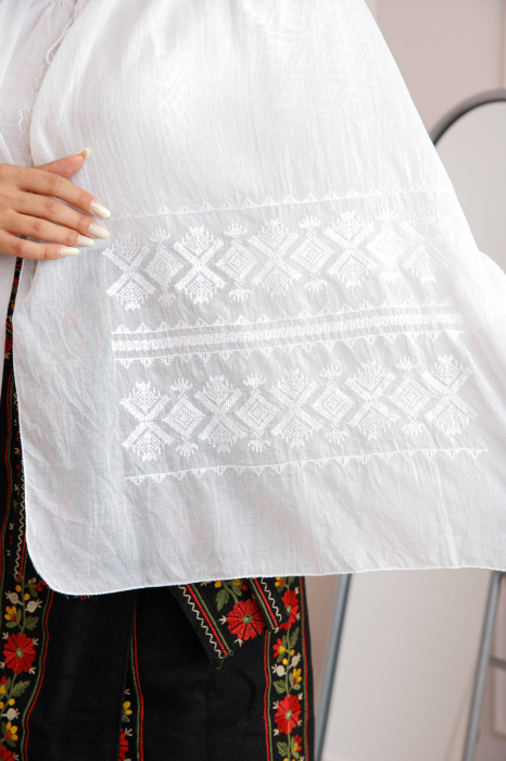 Marama traditionala alba cu broderie geometrica alba Ramona 02 [2]
