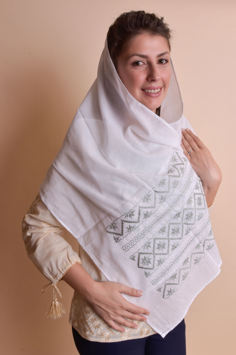Marama traditionala alba cu broderie geometrica argintie Amalia [3]