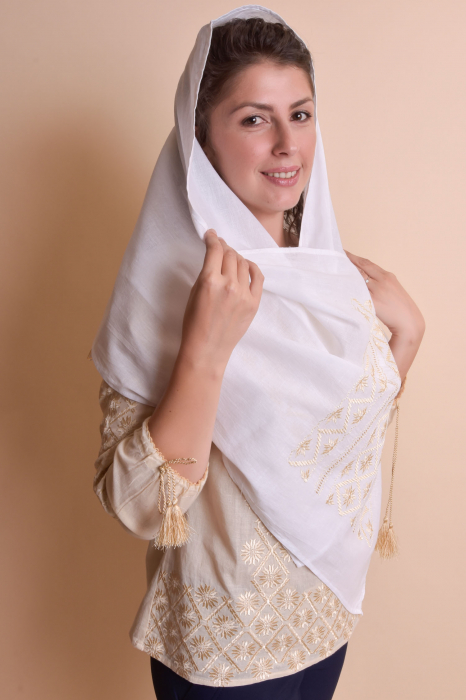 Marama traditionala alba cu broderie geometrica aurie Dora [2]