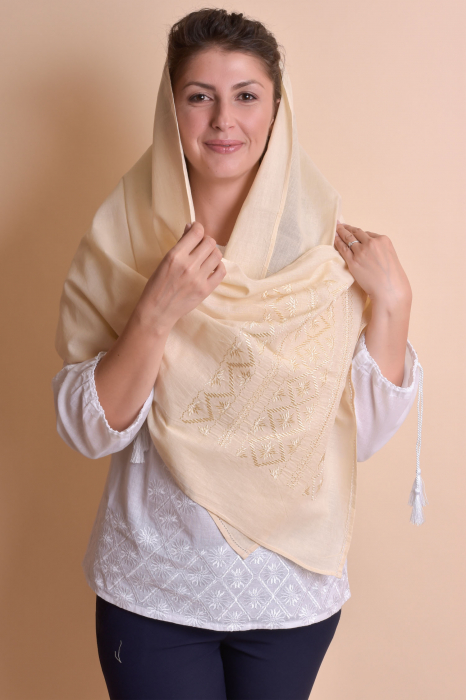 Marama traditionala crem cu broderie geometrica aurie Emilia [2]